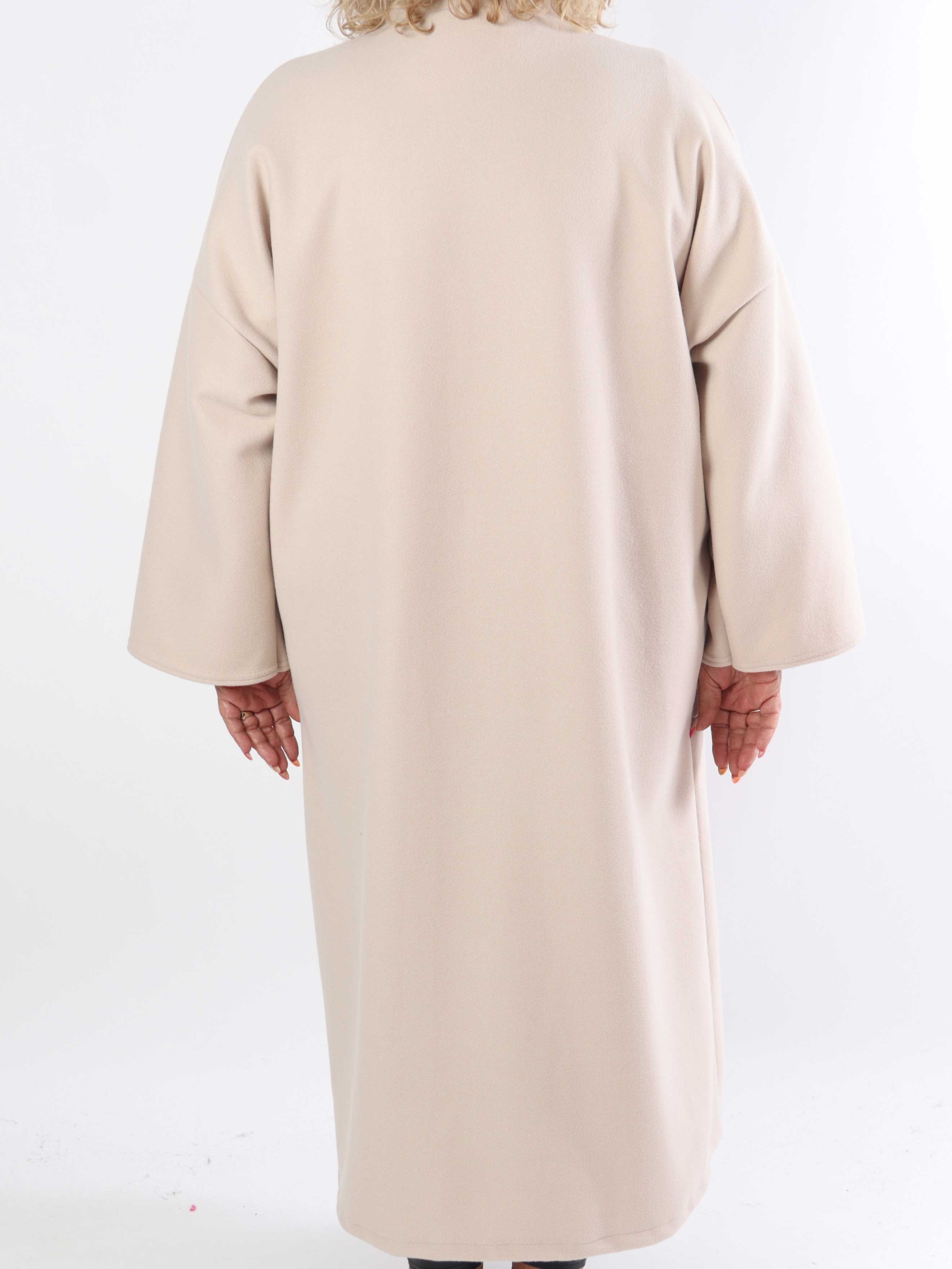 Abbelin - Lang plus size frakke med pynteknapper